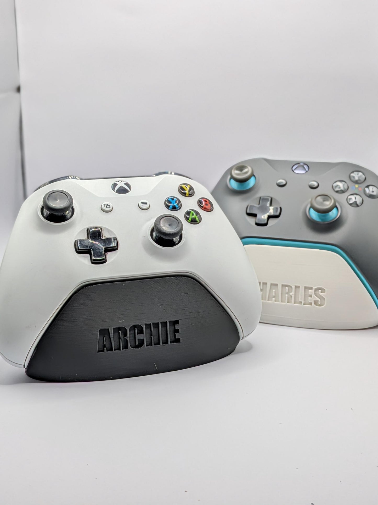 Personalised Xbox Controller Stand - Minimalist Sleek and Functional Display (Black/White)